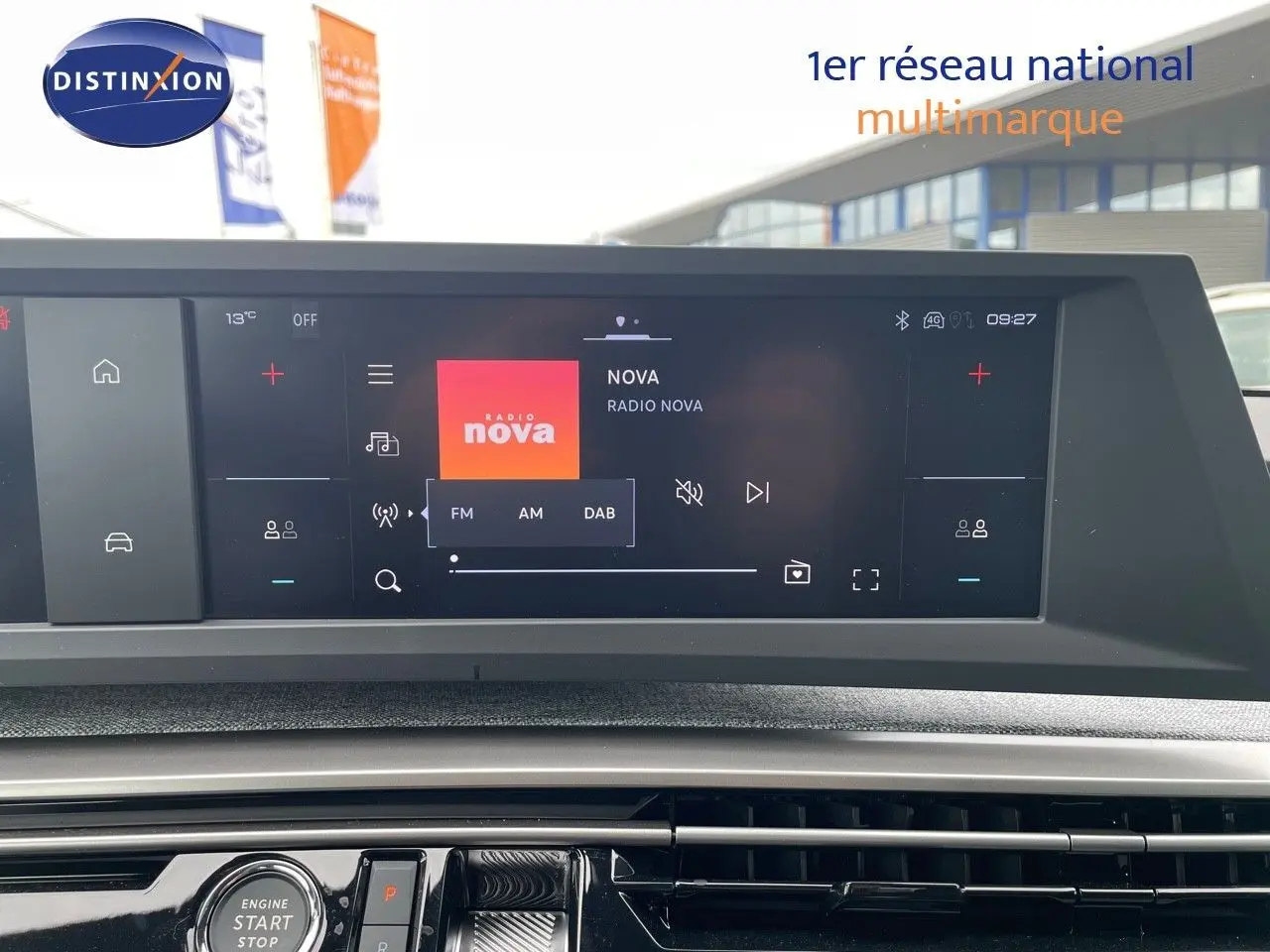 Écran tactile central du tableau de bord du Peugeot 3008 noir perle, affichant la radio Nova en extérieur showroom.