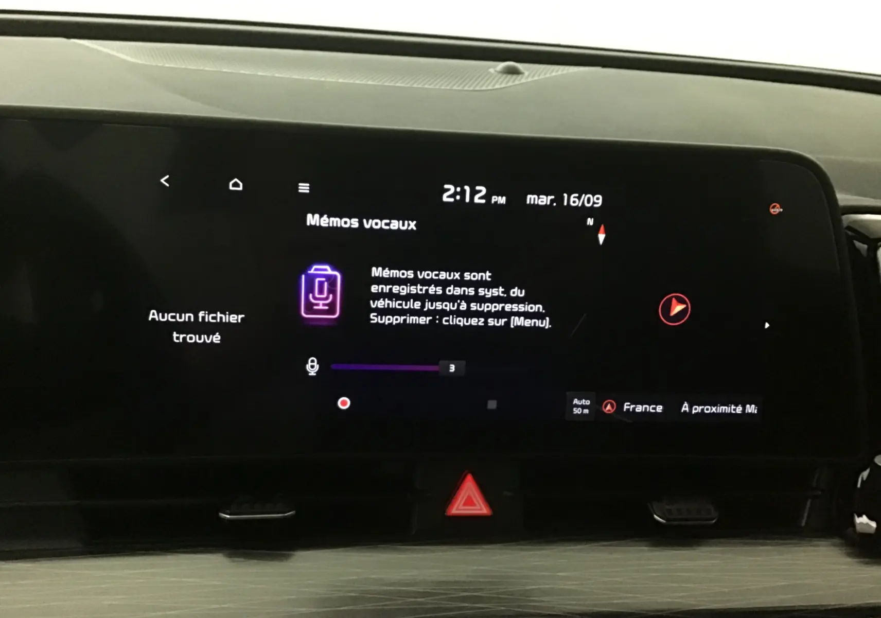 Écran digital 12,3 pouces du Kia Sportage 2025 affichant le menu mémos vocaux sur fond noir intérieur.