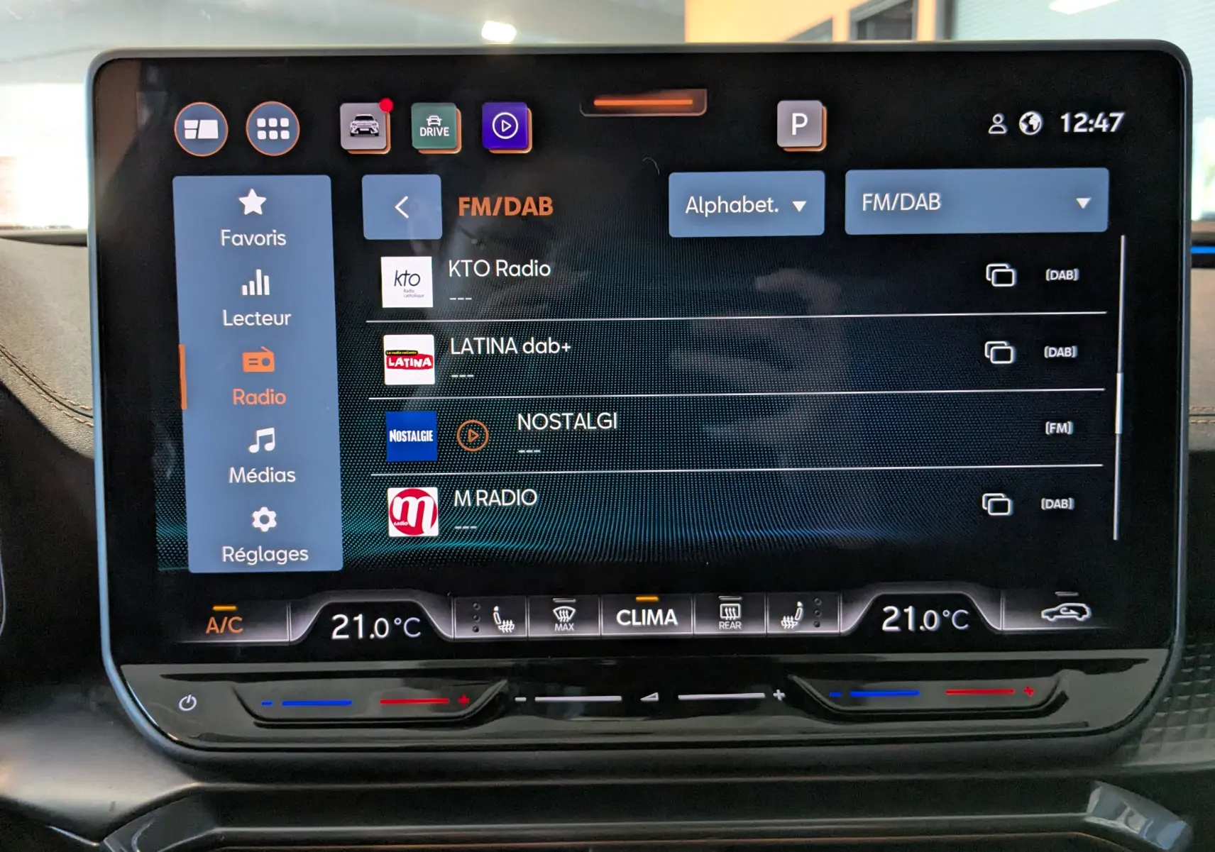Écran tactile central du CUPRA Formentor 2025 affichant les stations radio FM/DAB avec commandes de climatisation intégrées.