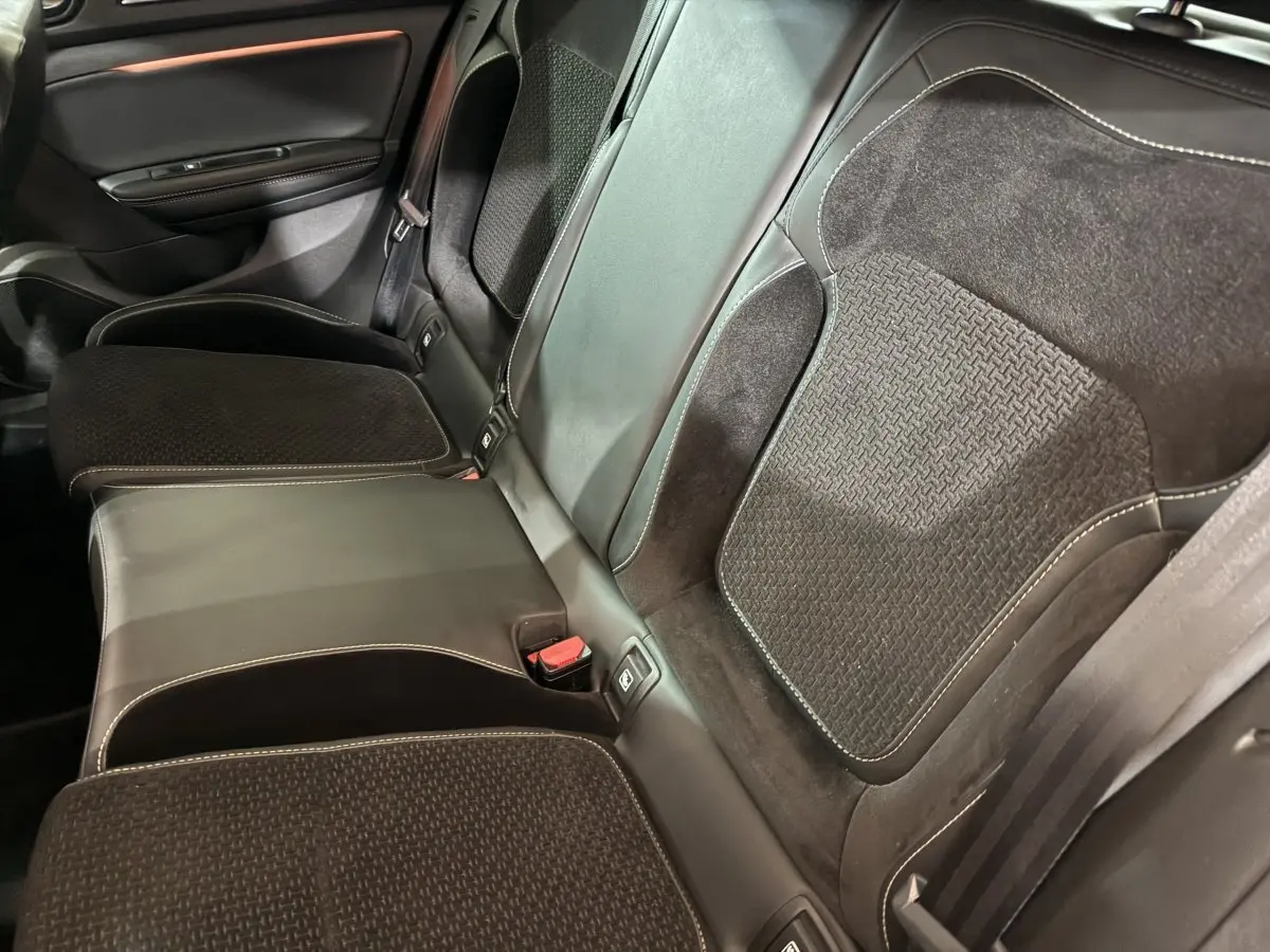 Vue rapprochée de la banquette arrière en cuir et tissu noir de la Renault Mégane Intens 2019, côté droit.