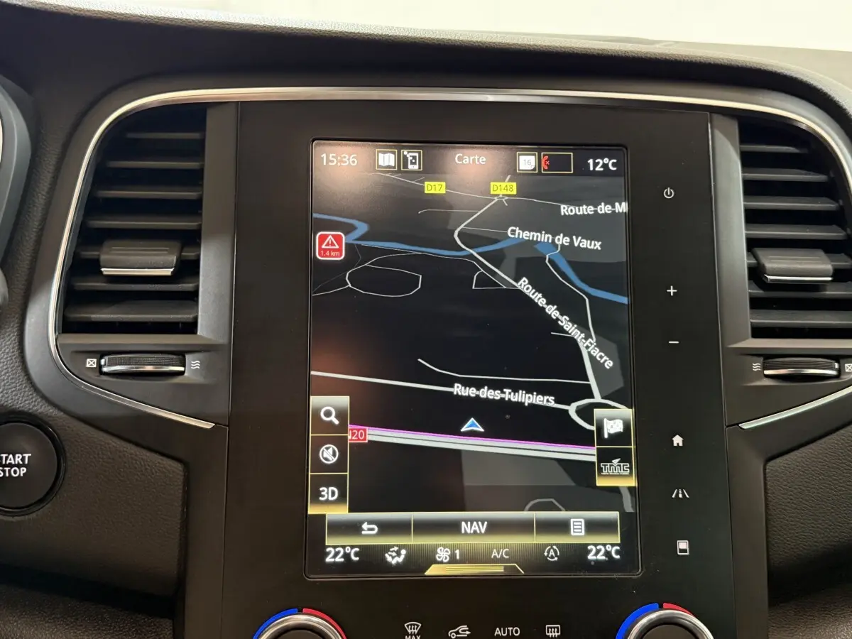 Écran tactile central de navigation 8,7 pouces dans Renault Mégane Intens gris foncé, tableau de bord noir.