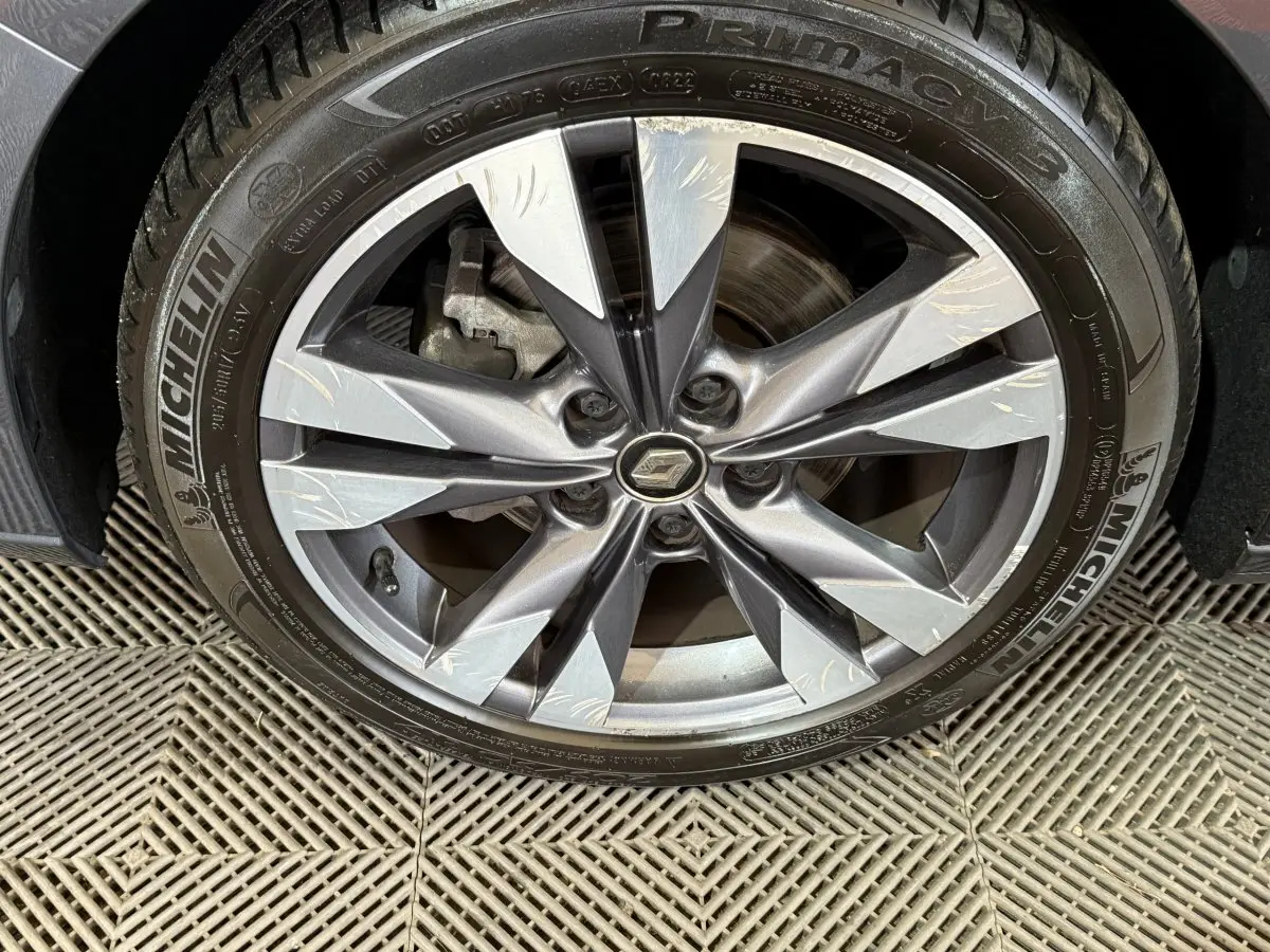 Gros plan sur la jante alliage bicolore avec logo Renault au centre, montée sur pneu Michelin Primacy 3.