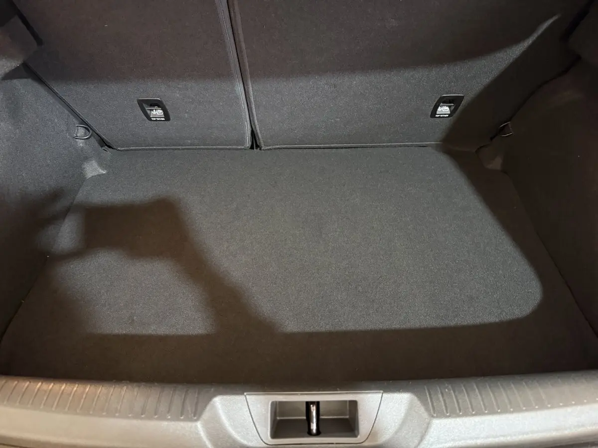 Coffre vide vu de dessus de la Renault Mégane Intens gris foncé, avec banquette arrière rabattable 2/3-1/3.