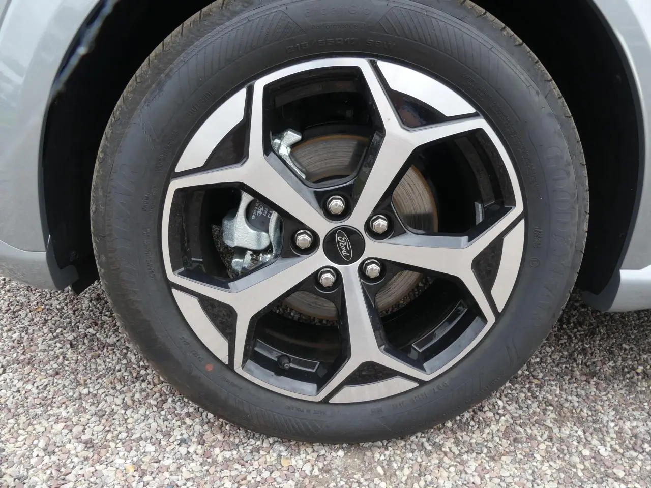 Gros plan sur la jante alliage 17 pouces bicolore noir et argent du Ford Puma gris métallisé 2025.