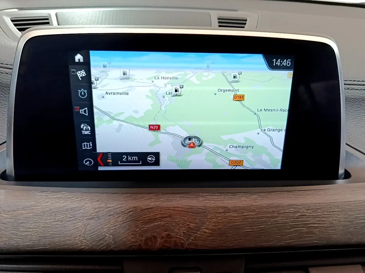 Écran tactile du système de navigation BMW X2 sDrive20i M Sport 2019 affichant une carte routière.