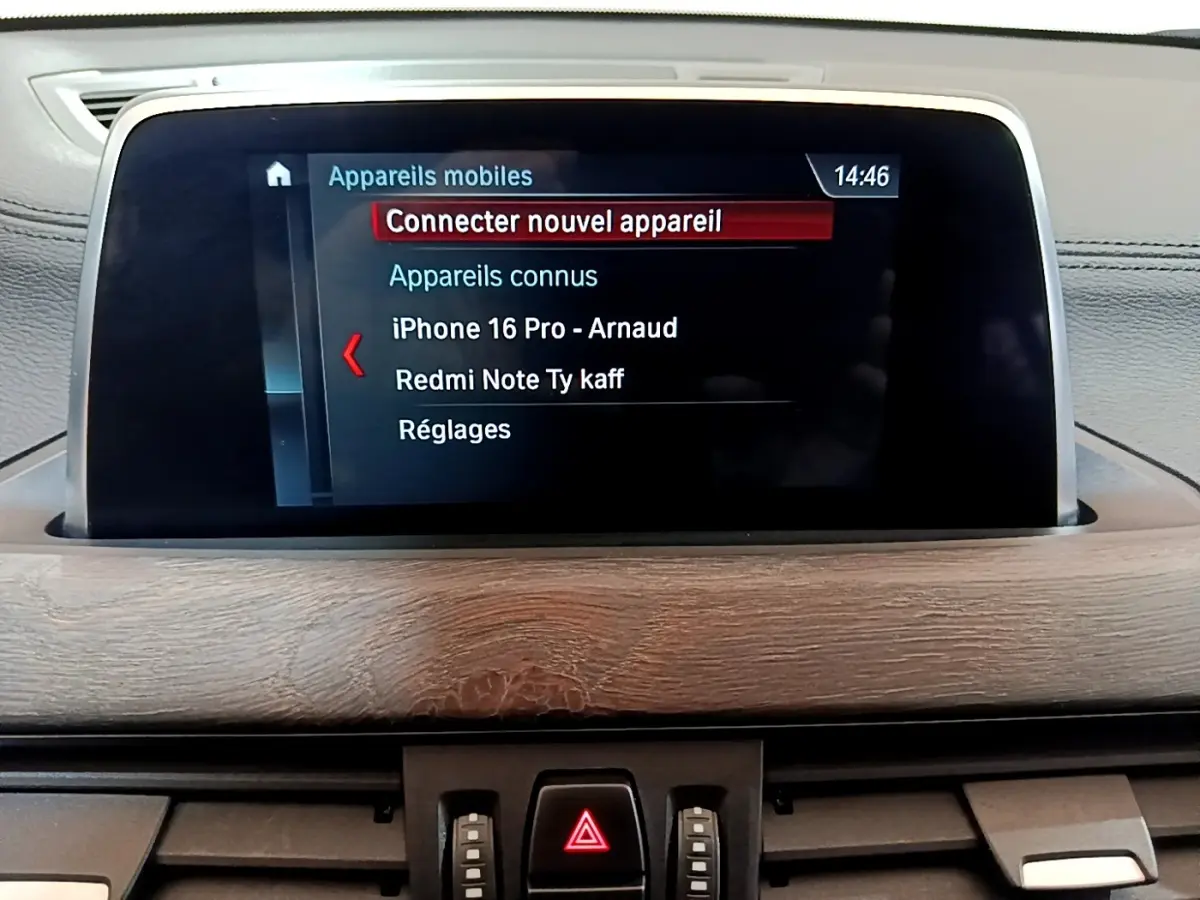 Écran tactile central affichant la connexion Bluetooth dans l’habitacle d’une BMW X2 sDrive20i M Sport bleu.