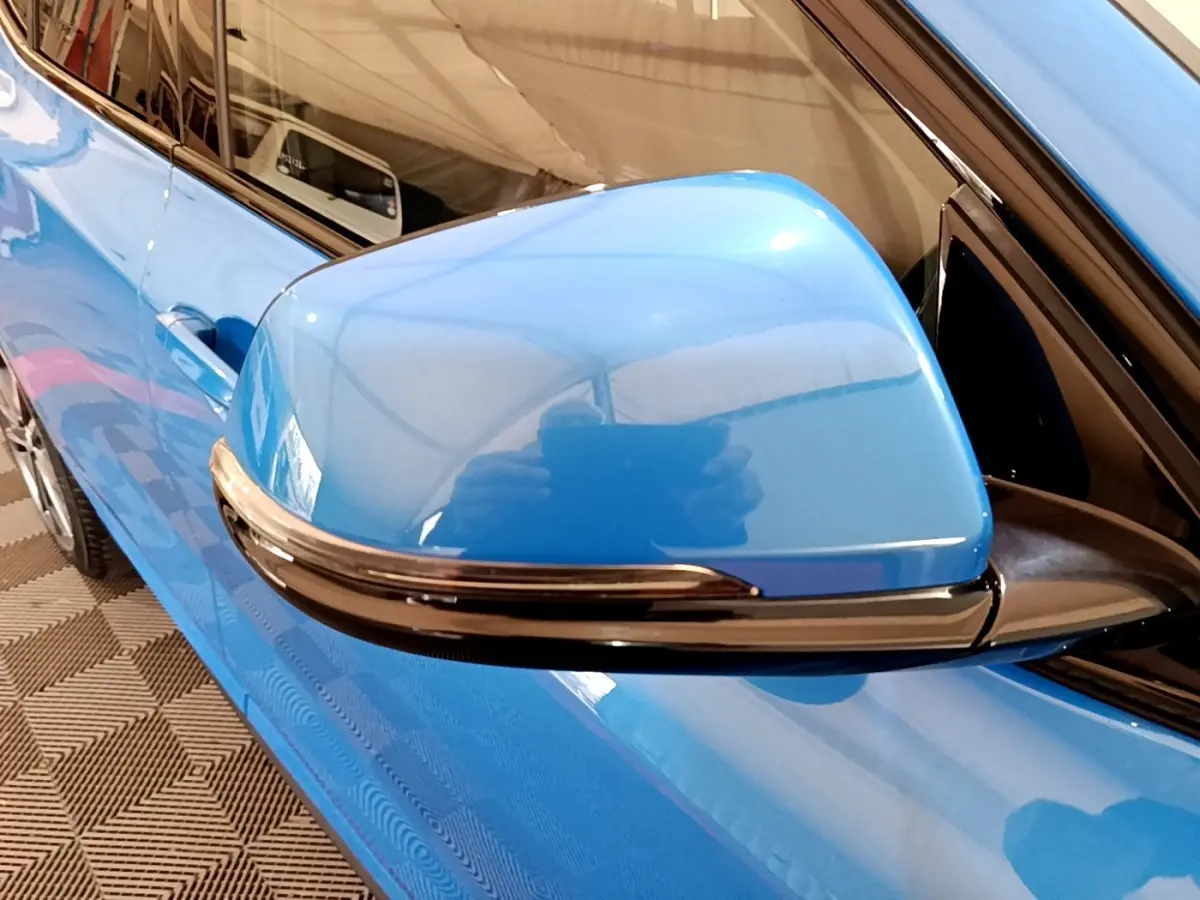 Rétroviseur côté conducteur bleu brillant de BMW X2 sDrive20i M Sport 2019, vue rapprochée en angle avant gauche.