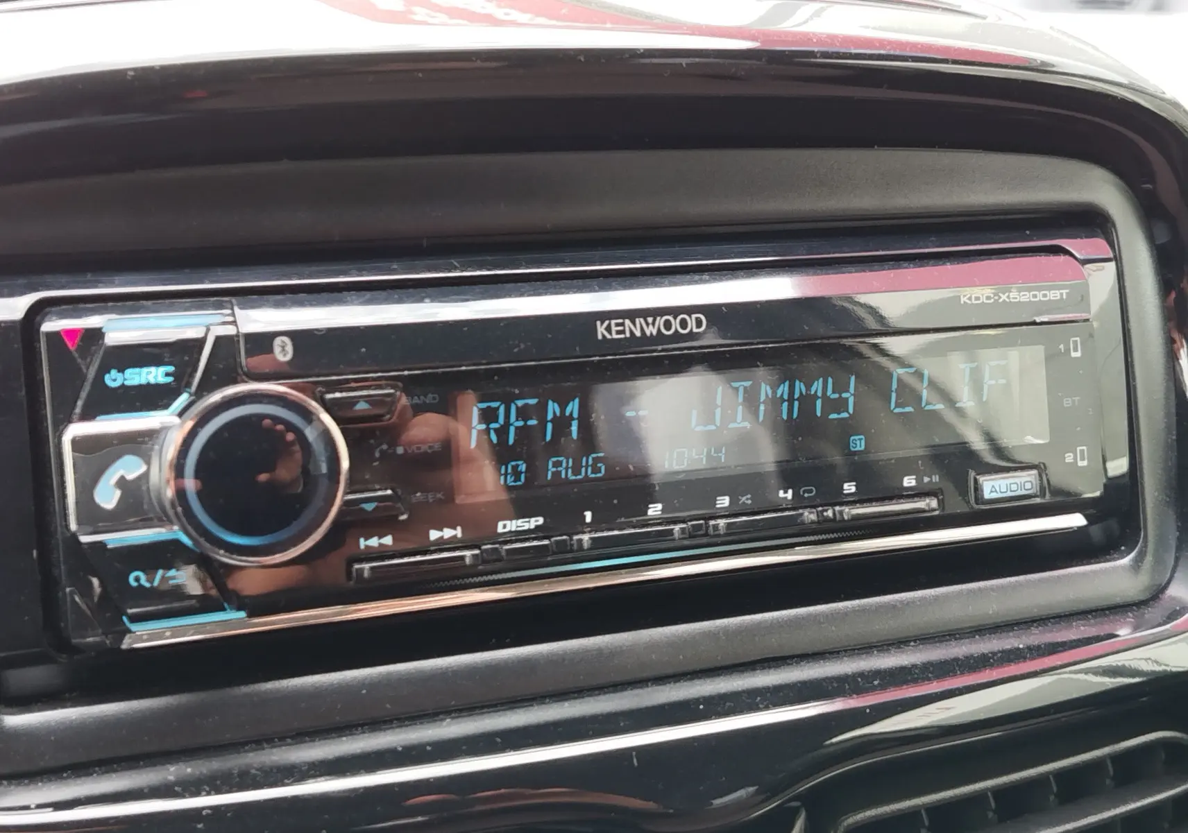 Vue rapprochée de la radio Kenwood intégrée dans le tableau de bord d'une Citroën C-ZERO blanc Antarctique.
