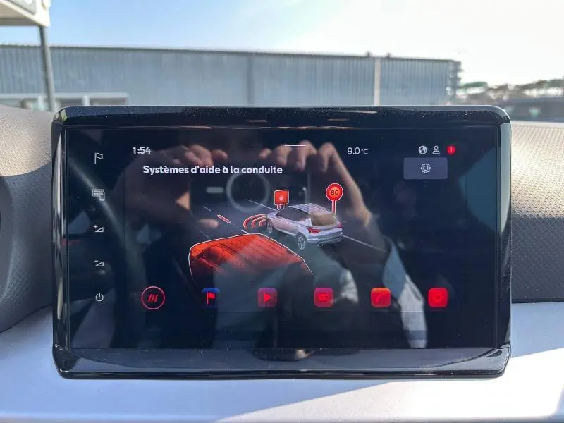 Écran tactile du système d’aide à la conduite dans le tableau de bord du SEAT Arona 2025, interface en français.