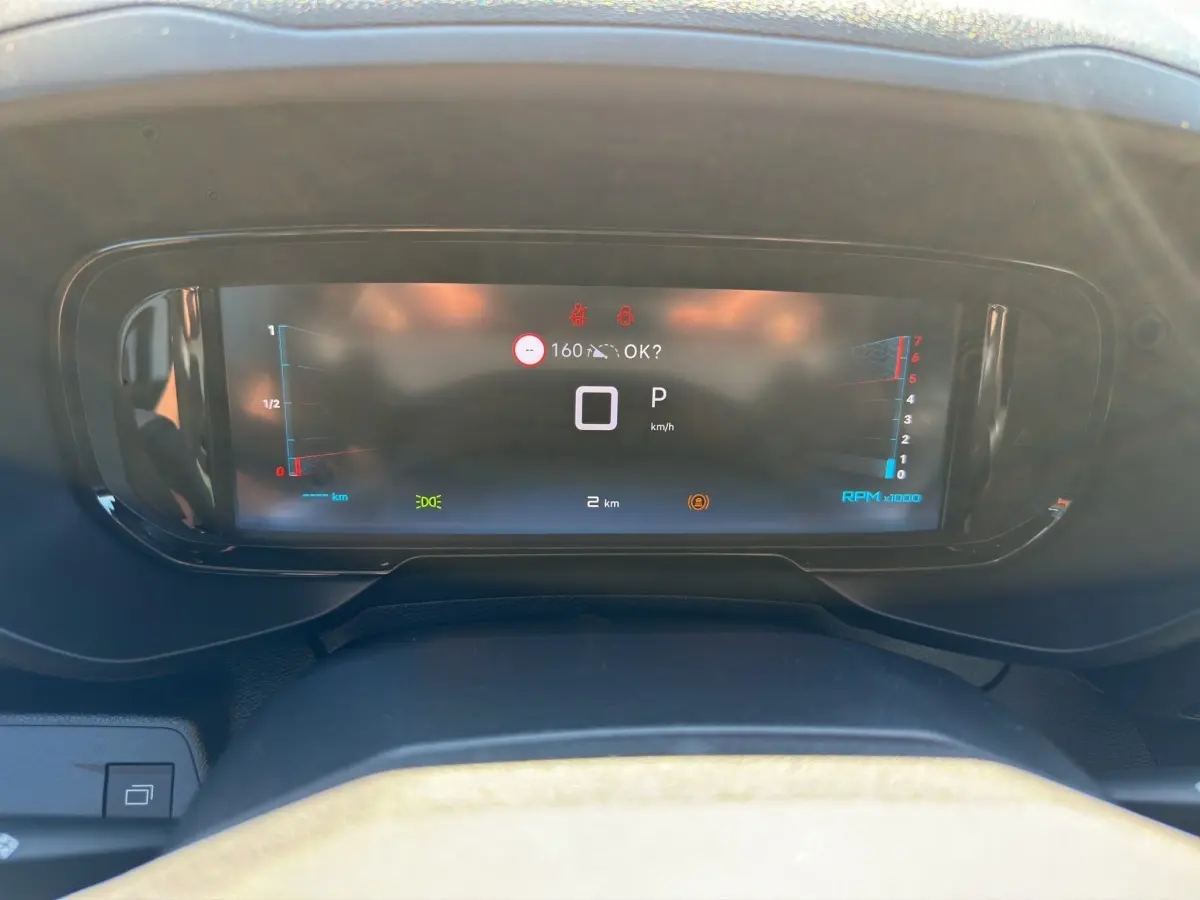 Vue rapprochée du combiné d'instruments numérique du Citroën Berlingo 2026 affichant la vitesse et les alertes.