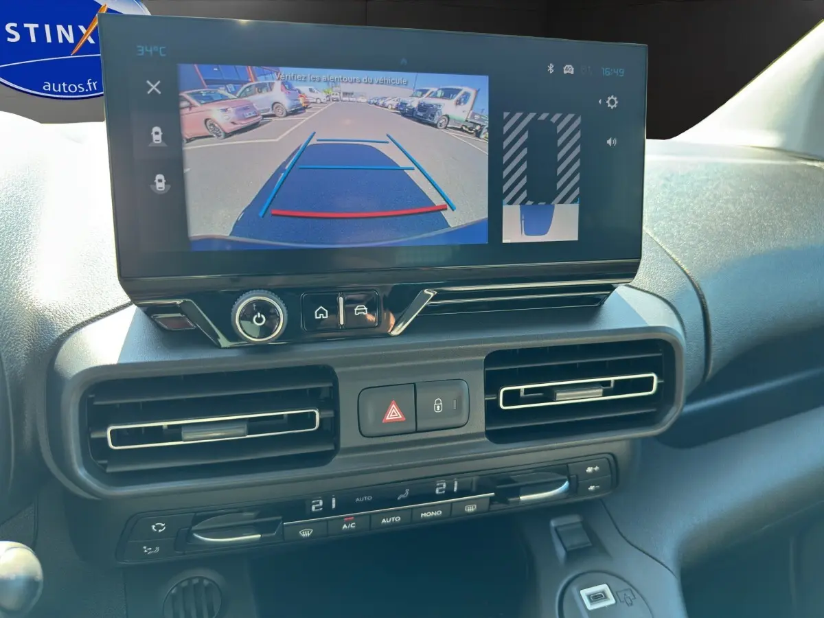Vue intérieure du tableau de bord du Citroën Berlingo noir 2026, écran tactile affichant la caméra de recul.