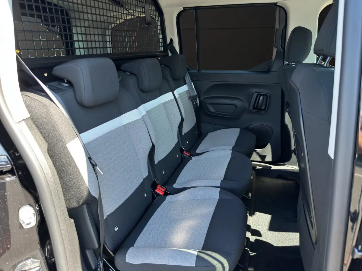 Vue intérieure côté droit sur la banquette arrière grise et noire du Citroën Berlingo N1 2026 avec séparation métallique.