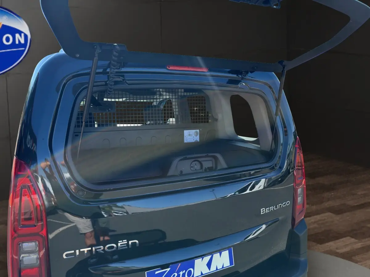 Vue arrière du Citroën Berlingo noir 2026 avec hayon ouvert montrant l’espace de chargement et la grille de séparation.