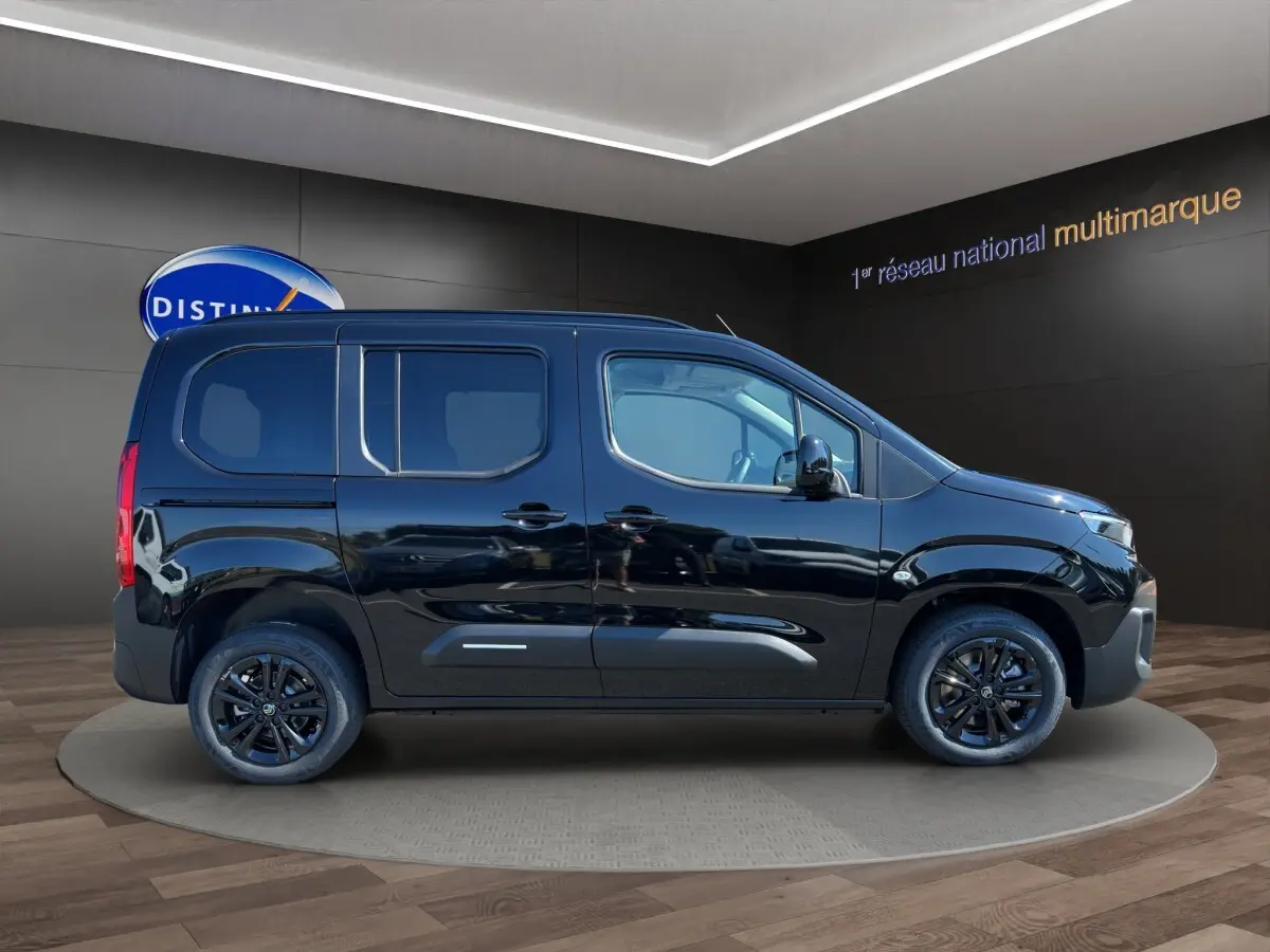 Vue de profil côté gauche d'un Citroën Berlingo N1 noir 2026 avec jantes noires et vitres teintées.