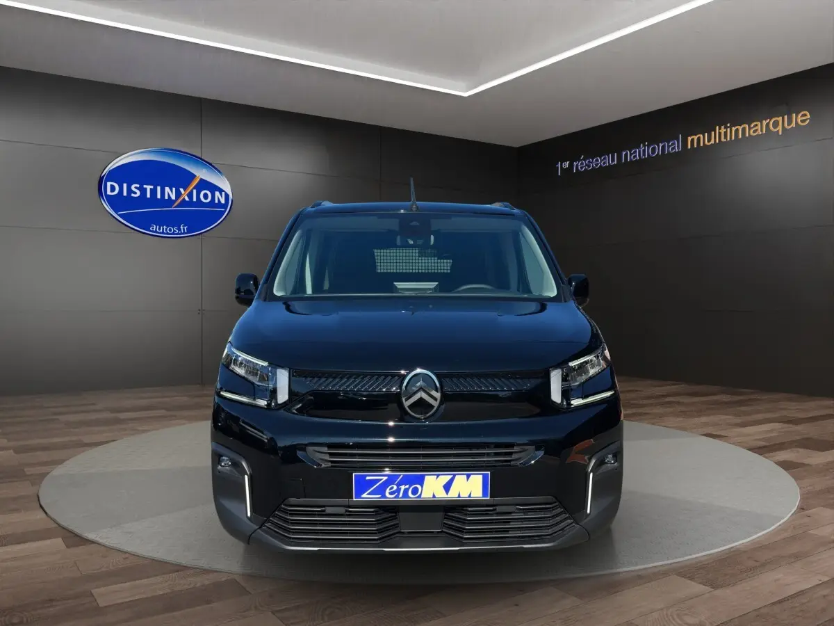 Vue de face du Citroën Berlingo noir 2026 avec calandre moderne et phares LED dans un showroom.