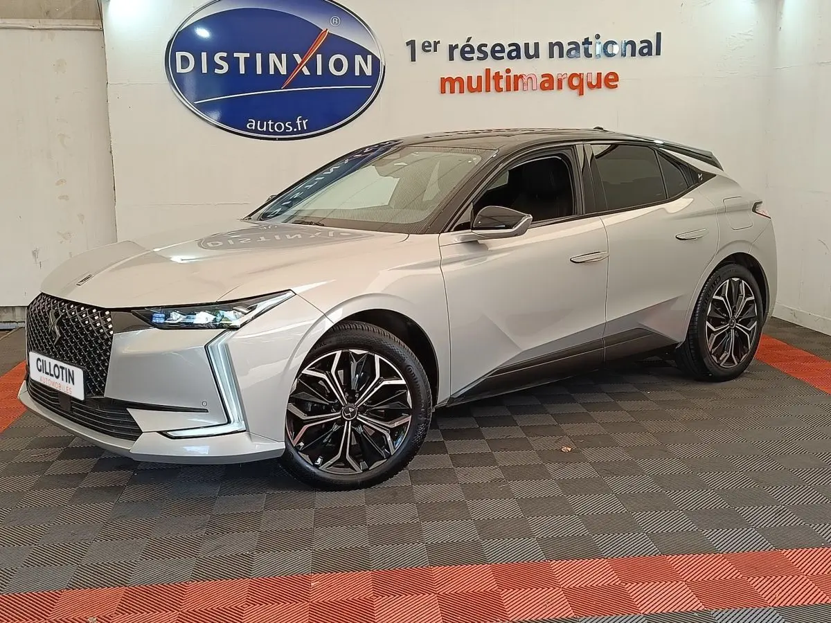 DS4 E-TENSE gris clair vue 3/4 avant droit, avec calandre distinctive et jantes noires stylisées.