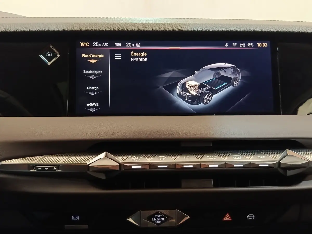 Vue intérieure du tableau de bord de la DS4 E-TENSE 225 gris clair, écran tactile affichant l'énergie hybride.