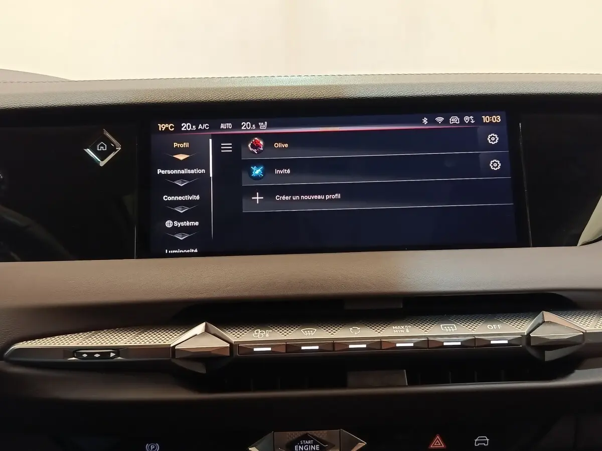 Vue intérieure du tableau de bord du DS4 E-TENSE 225 LA PREMIERE avec écran tactile 10 pouces et commandes climatisation design.
