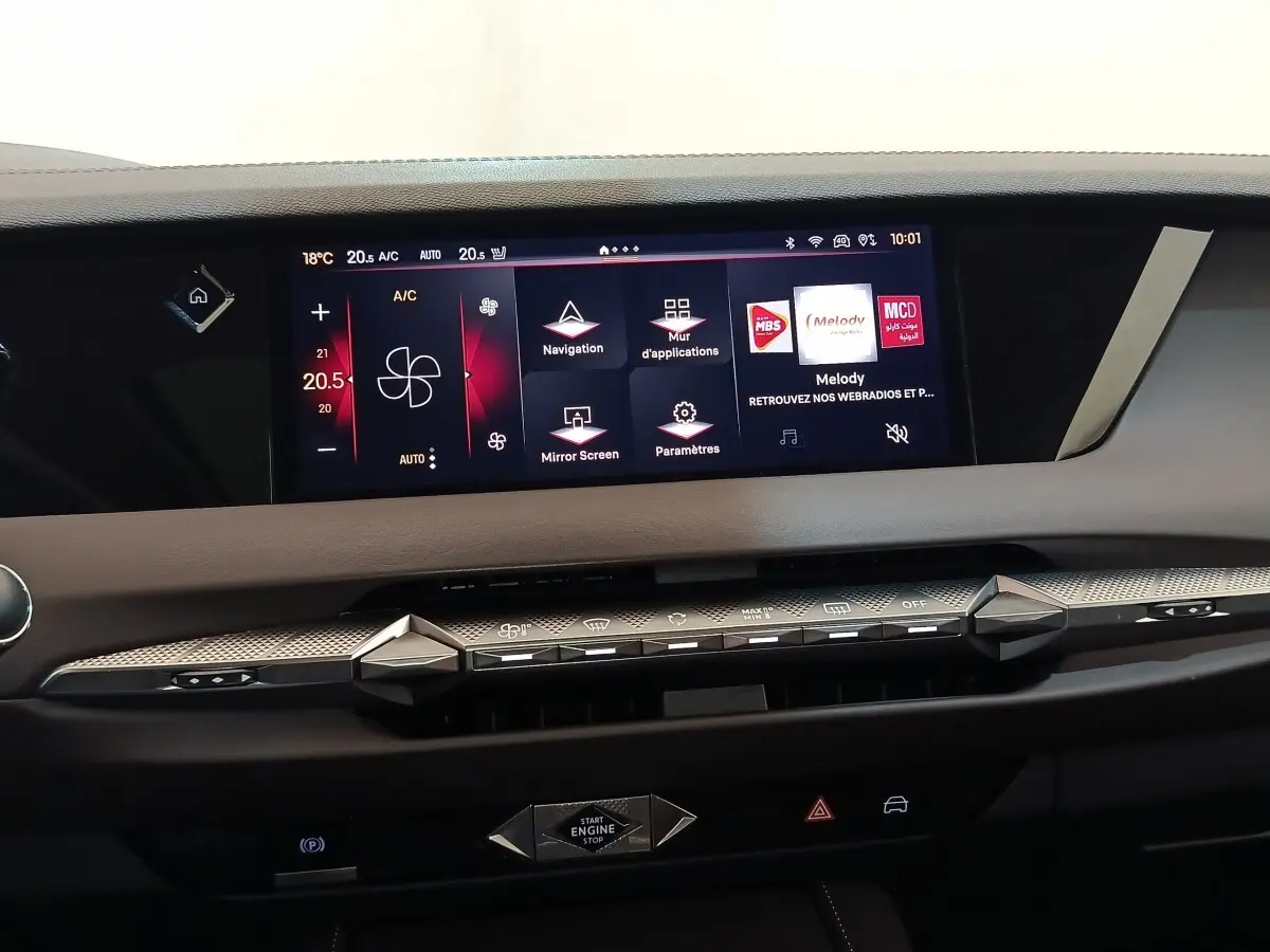 Vue intérieure du tableau de bord du DS4 E-TENSE 225 gris clair, avec écran tactile 10 pouces et commandes digitales.