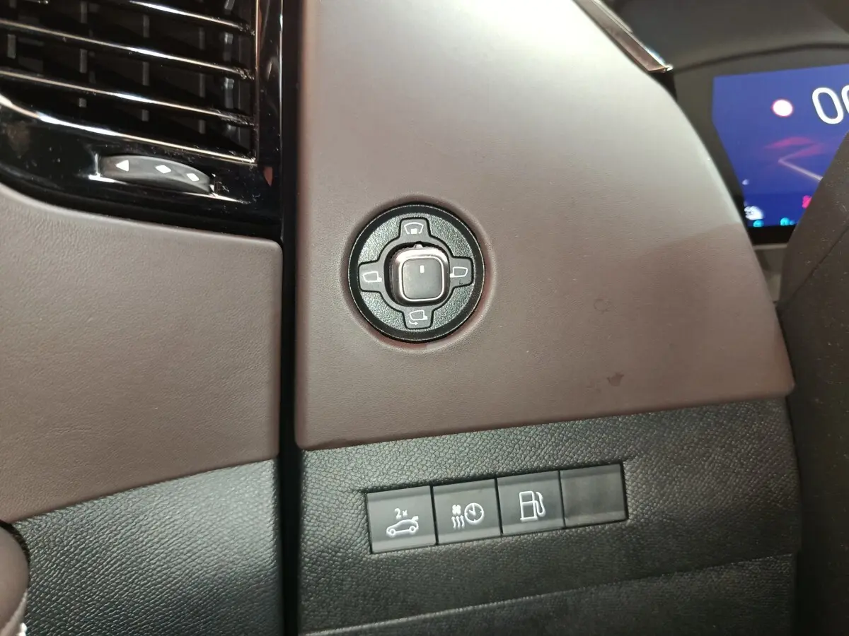 Détail du panneau de commandes côté gauche intérieur du DS4 E-TENSE 225 gris clair avec réglages rétroviseurs et boutons fonctionnels.