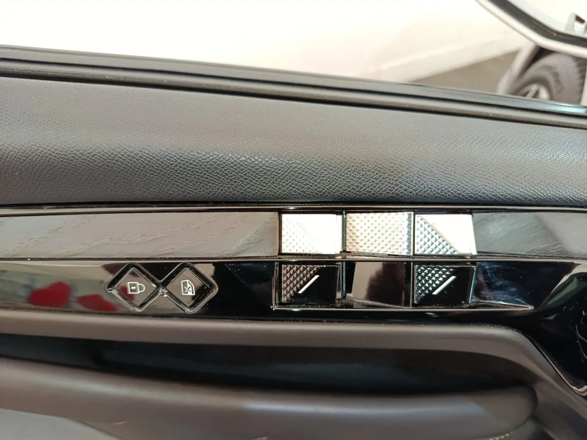 Gros plan sur les boutons de réglages mémorisables sur la porte côté gauche du DS4 E-TENSE gris clair 2021.