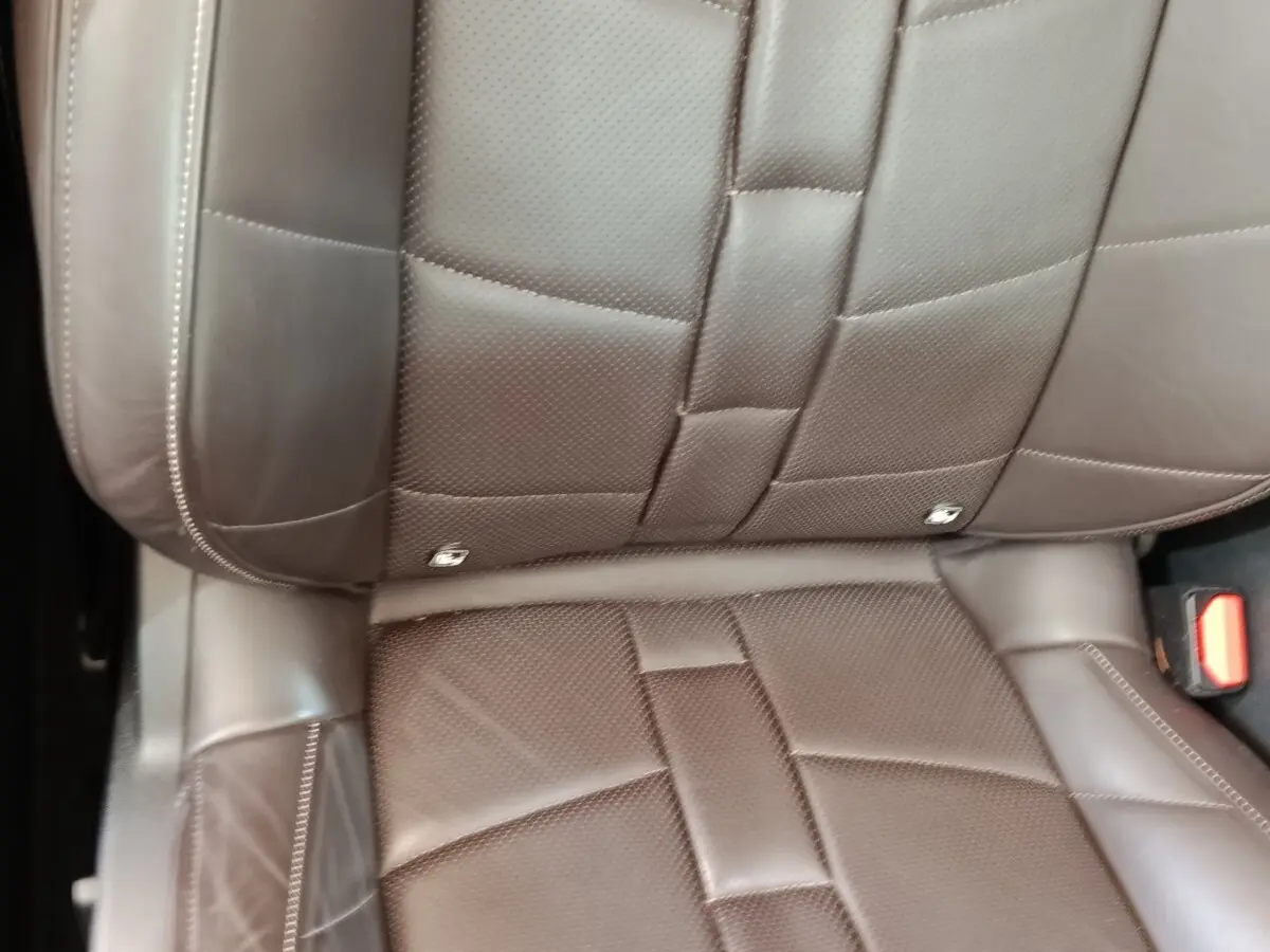 Gros plan sur la banquette arrière en cuir marron perforé du DS4 E-TENSE 225 LA PREMIERE 2021.