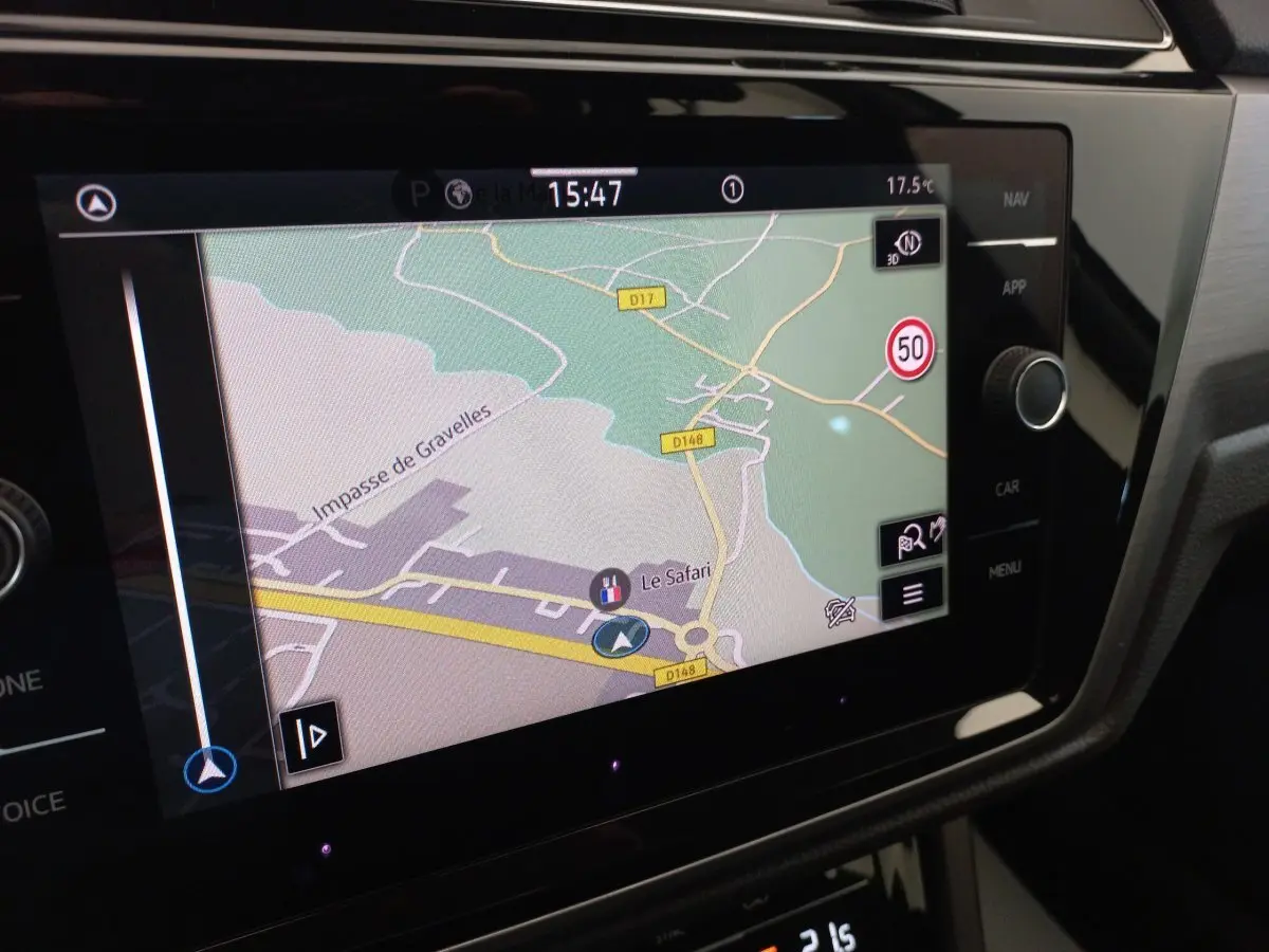 Écran tactile central du Volkswagen Touran 2024 affichant la navigation 3D avec carte et indications de vitesse.