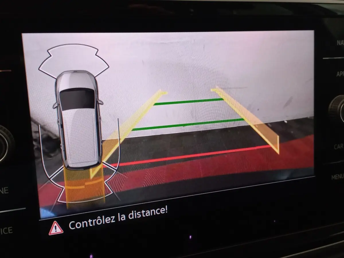 Affichage écran de recul du Volkswagen Touran noir 2024 avec guidage de trajectoire et alertes de distance.