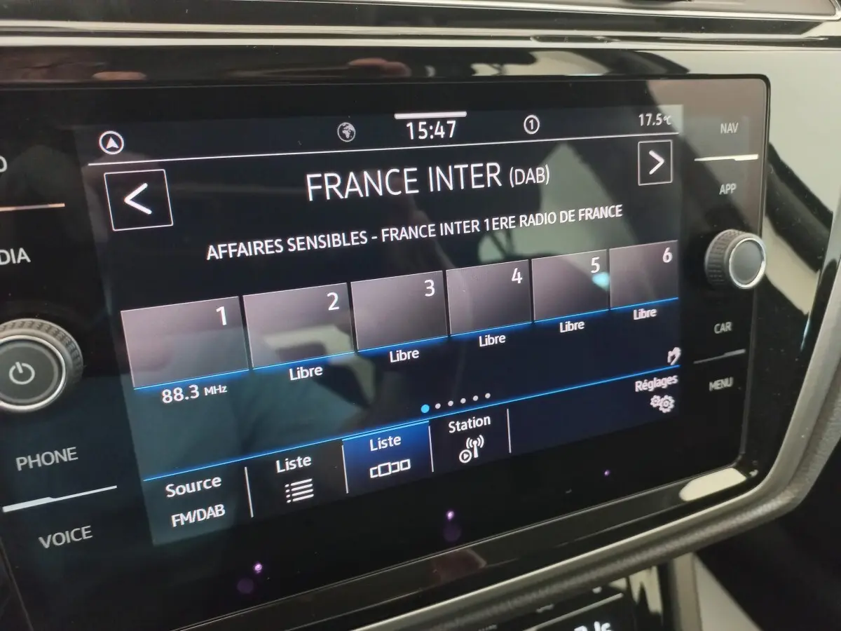Écran tactile central du Volkswagen Touran 2024 affichant la radio France Inter en mode FM/DAB.