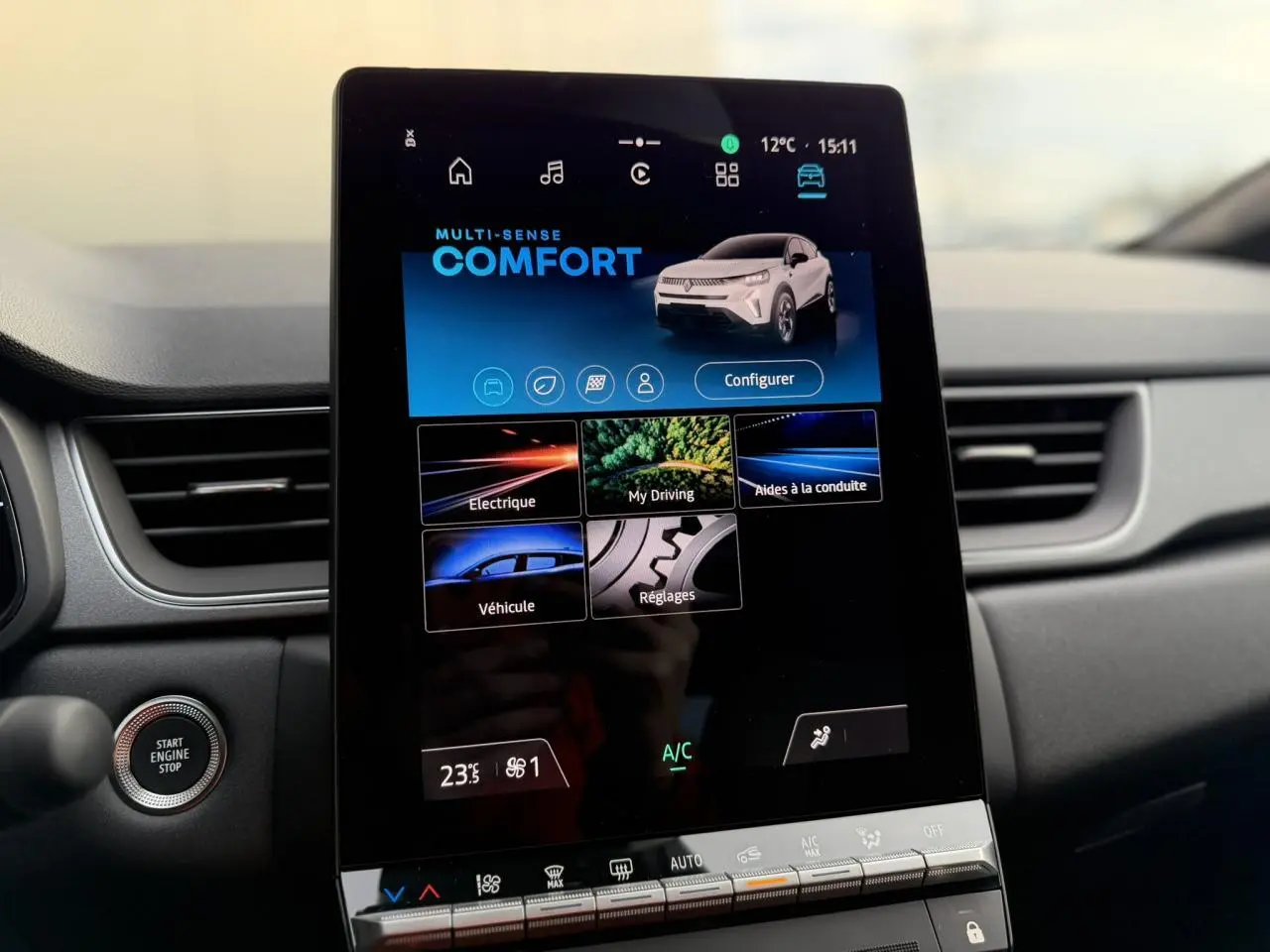 Vue rapprochée de l’écran tactile vertical Open R-Link 10,4" du tableau de bord du Renault Captur blanc nacré.