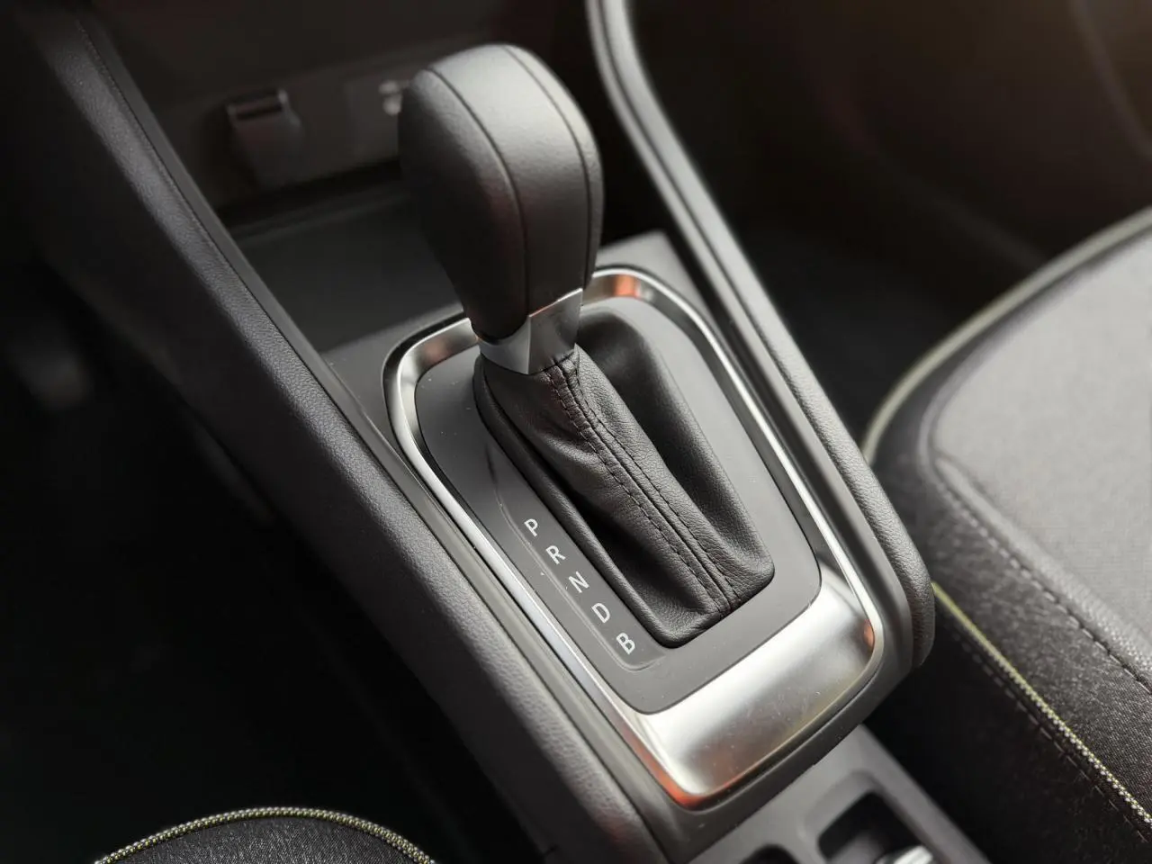 Le levier de vitesses automatique noir du Renault Captur 2025 en gros plan, avec coutures apparentes.