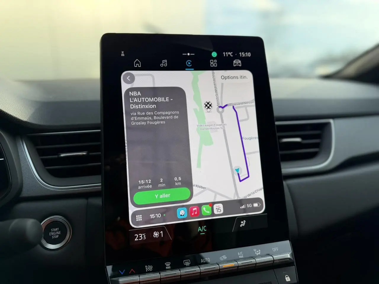Vue intérieure du tableau de bord du Renault Captur 2025, écran tactile Open R-Link 10,4 pouces affichant la navigation.