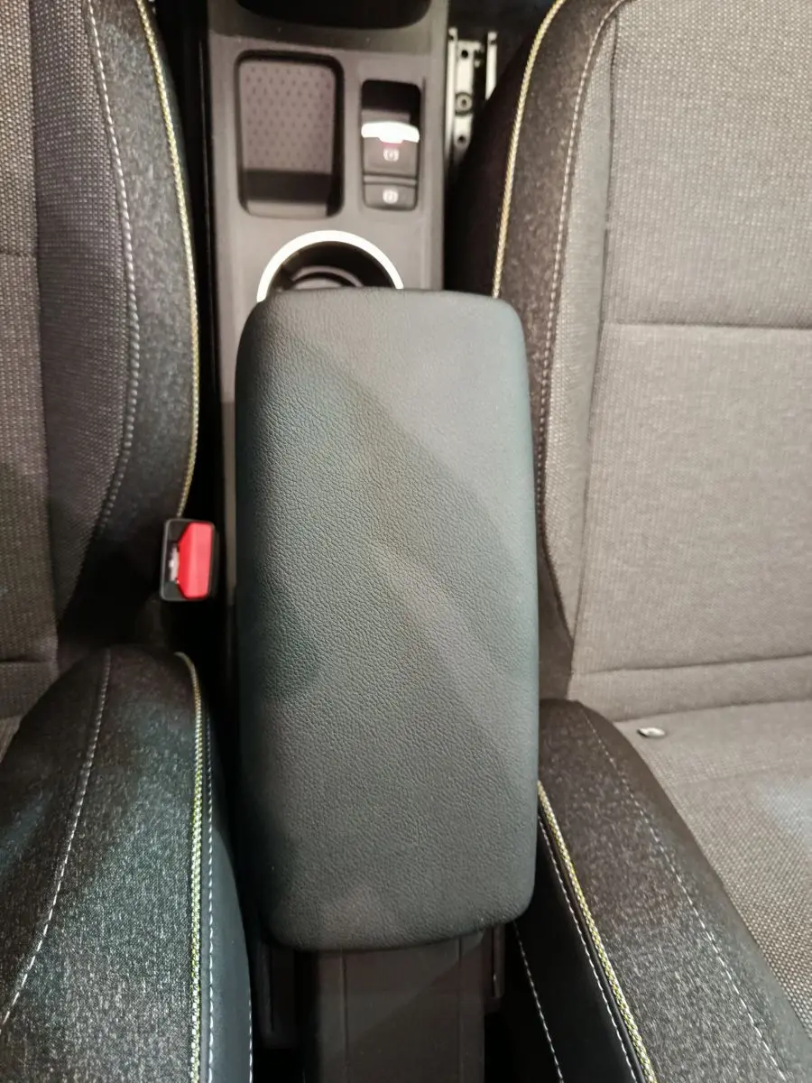 Vue rapprochée de l'accoudoir central noir entre les sièges avant du Renault Captur Techno E-Tech 2025.