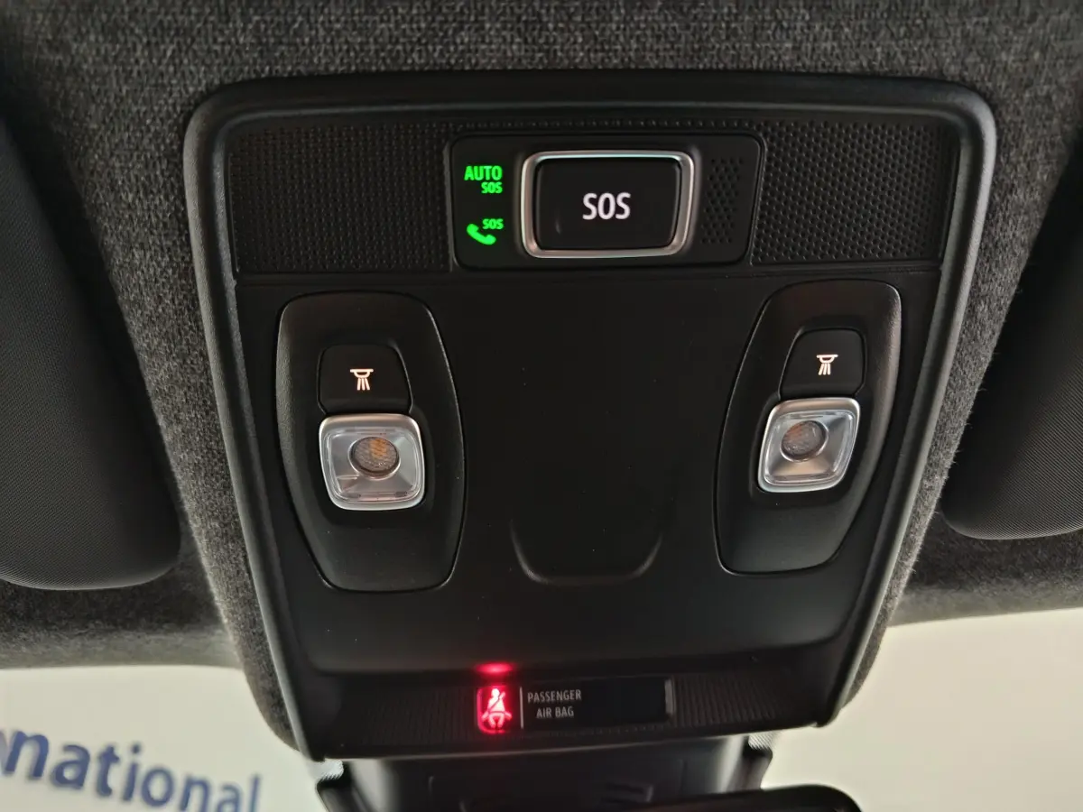 Vue en contre-plongée du plafonnier noir avec bouton SOS et éclairages de lecture du Renault Captur blanc 2025.