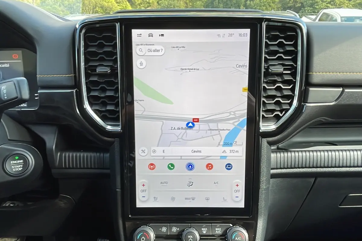 Vue frontale du tableau de bord du Ford Ranger 2025 avec écran tactile vertical affichant la navigation GPS.
