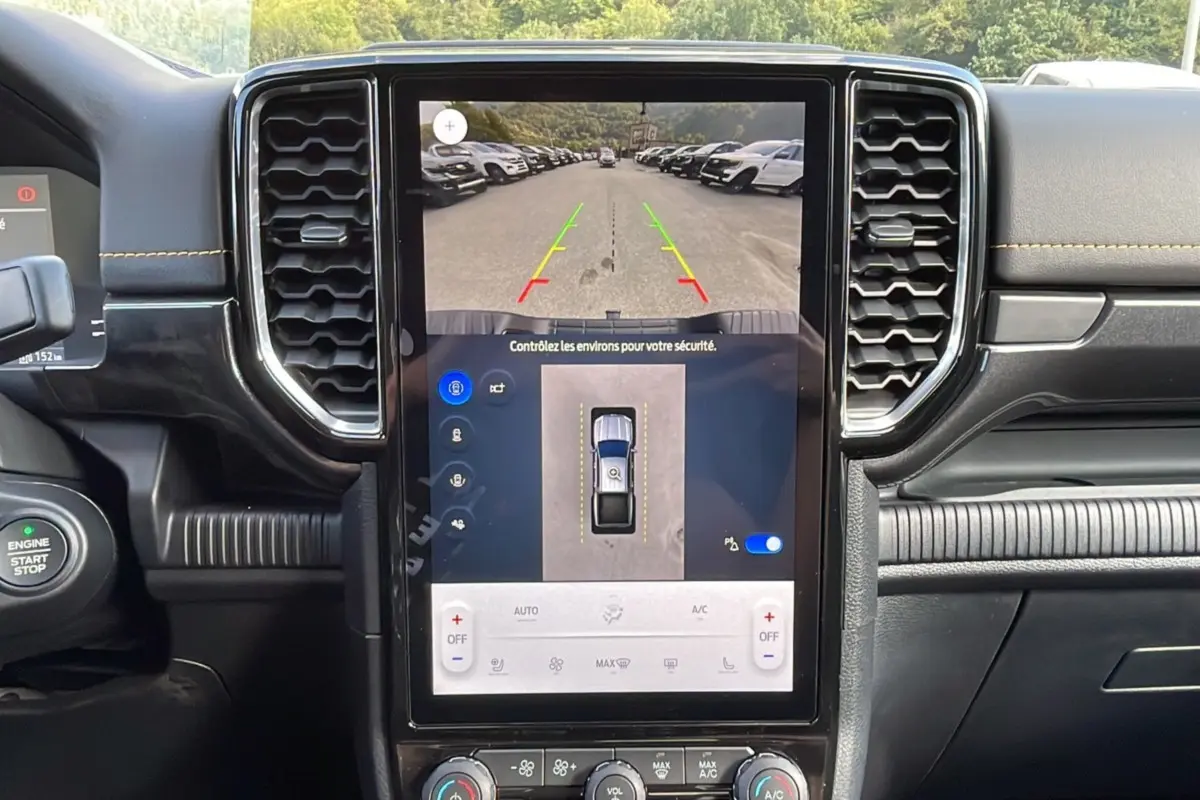 Vue rapprochée de l’écran central tactile du Ford Ranger 2025, affichant la caméra de recul et l’aide au stationnement.