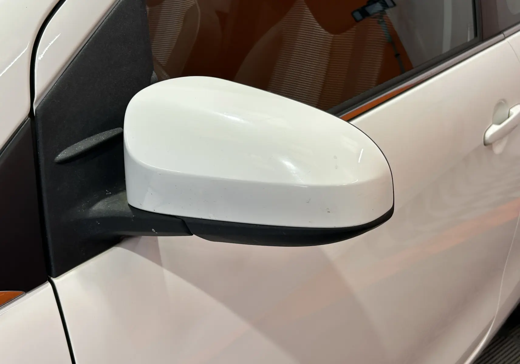 Rétroviseur côté gauche blanc du Peugeot 108 1.0 VTi 69 Active Top! 2014, avec porte et poignée visibles.
