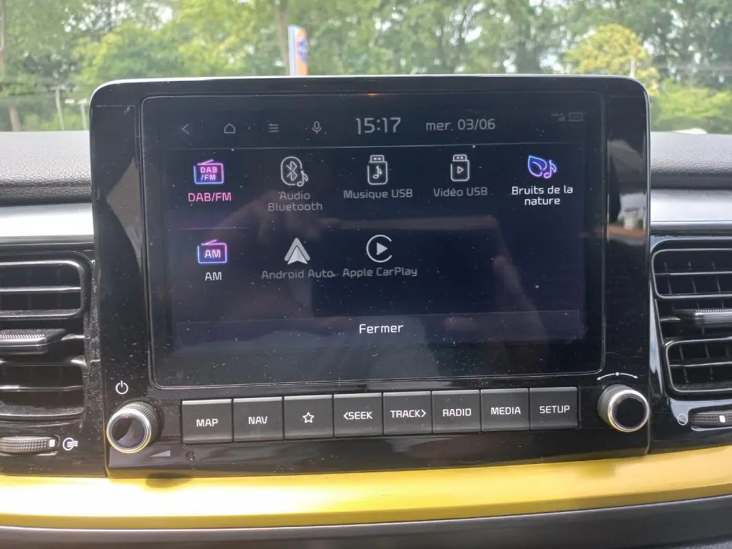 Écran tactile central du Kia Stonic 2025 noir, vue frontale du système multimédia avec commandes physiques en dessous.