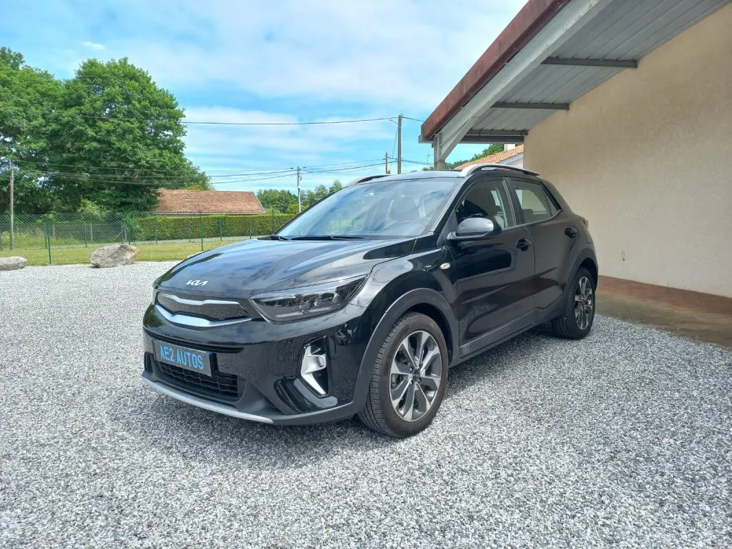 KIA Stonic noir 2025 en 3/4 avant droit, avec jantes alliage et calandre moderne sous un ciel bleu.