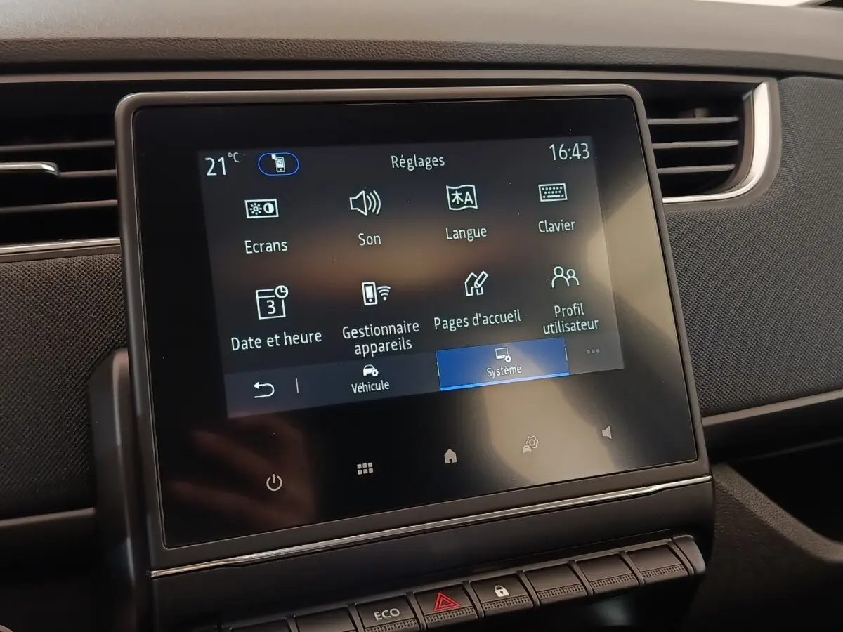 Écran tactile central de la Renault ZOE Business 2021 affichant le menu Réglages, intérieur noir.