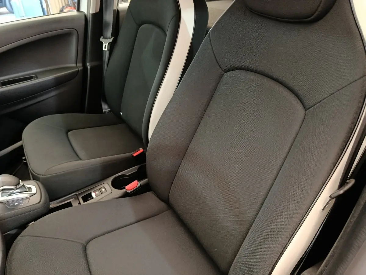 Gros plan sur les sièges avant noirs avec surpiqûres blanches intérieures de la Renault ZOE Business 2021.