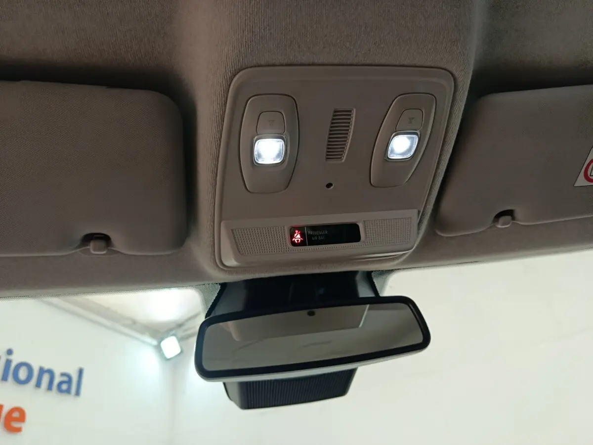 Plafonnier avec éclairages avant allumés et rétroviseur intérieur dans Renault ZOE Business blanc 2021.