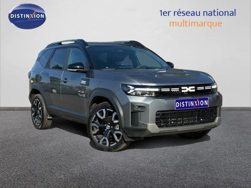 SUV Dacia Bigster gris schiste en 3/4 avant droit avec jantes alu noires et toit noir.