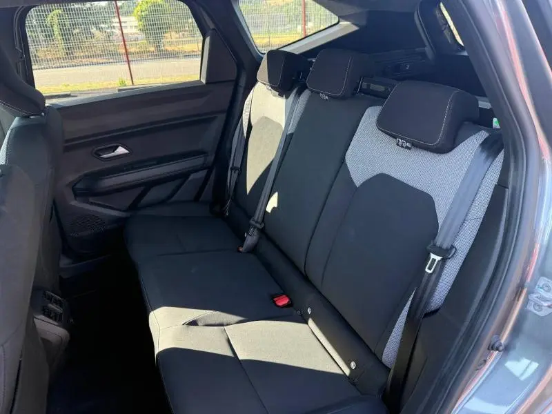 Vue côté droit de la banquette arrière noire et grise du Dacia Bigster 2025 Gris Schiste avec appuie-têtes et ceintures visibles.