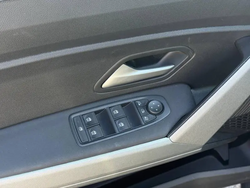 Vue rapprochée de la commande des vitres et du rétroviseur côté gauche intérieur du Dacia Bigster gris Schiste.