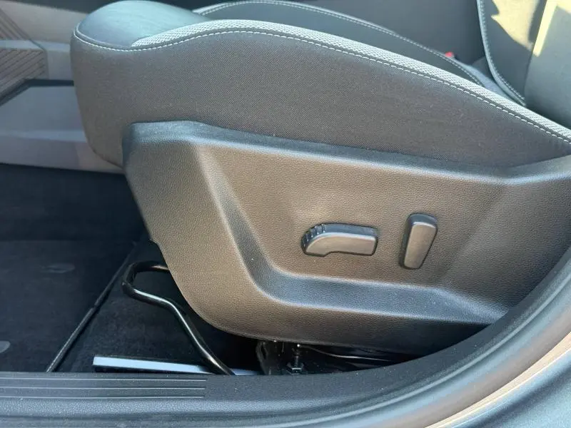 Détail côté gauche du siège conducteur réglable électriquement du Dacia Bigster gris Schiste 2025.