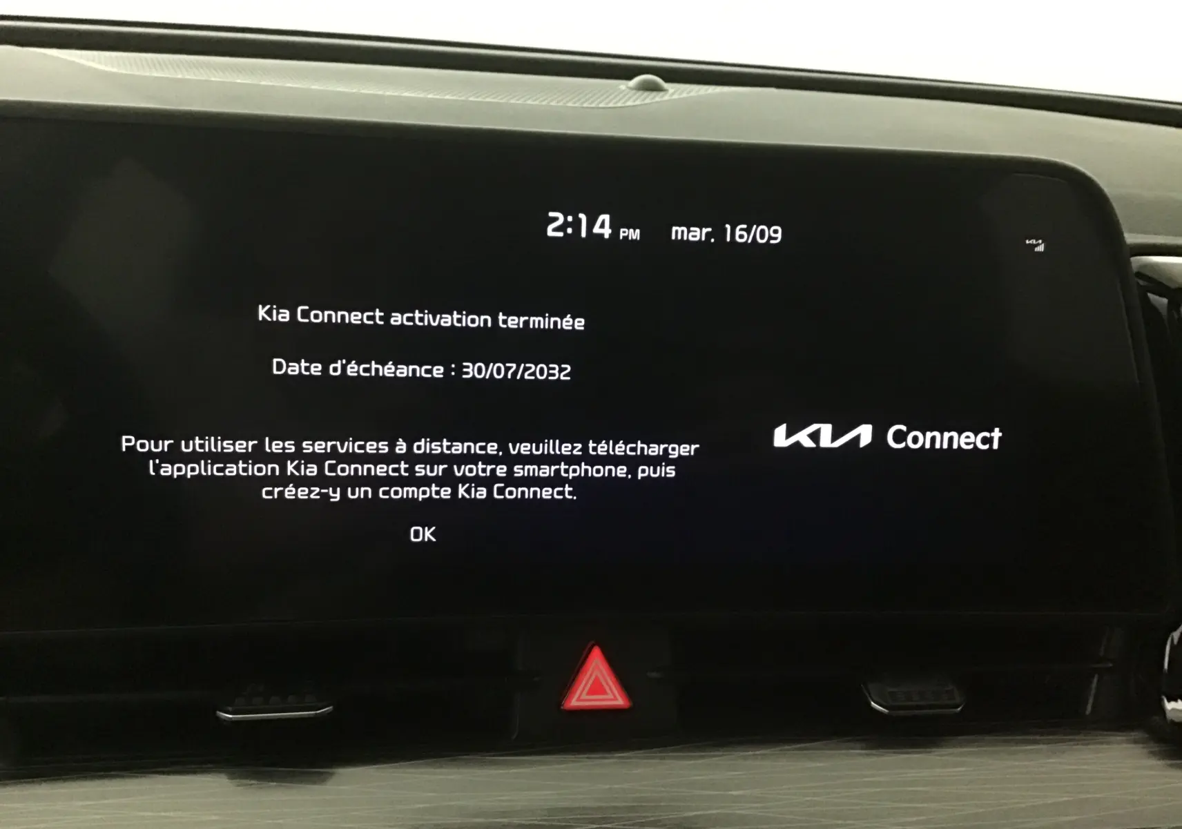 Écran digital 12,3 pouces du Kia Sportage 2025 affichant l'activation de Kia Connect sur tableau de bord noir.