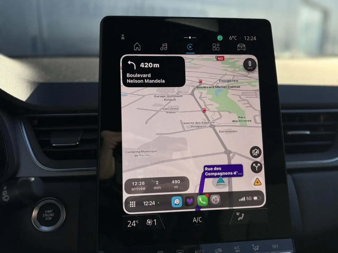 Écran tactile Open R-Link 10,4" du Renault Captur 2025 affichant la navigation GPS en intérieur noir.