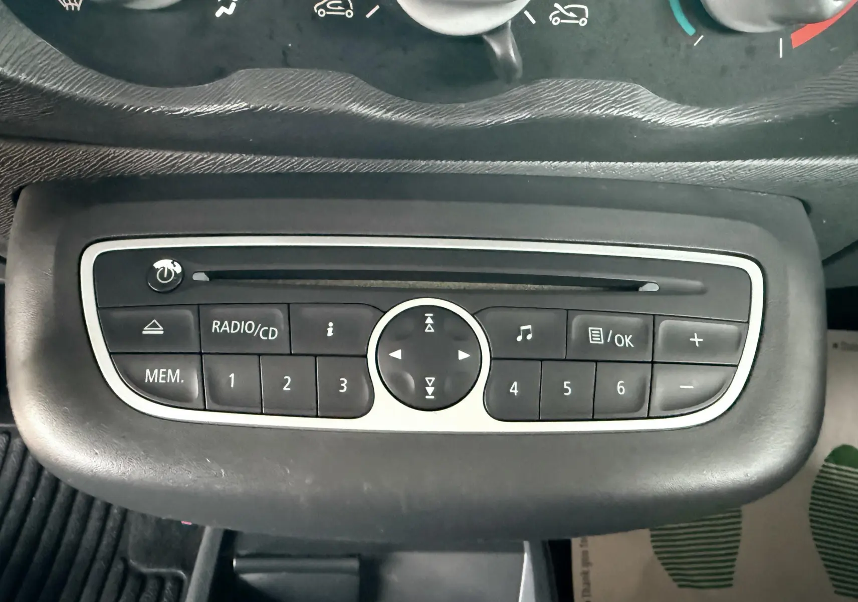 Vue rapprochée de la console centrale noire de la Renault Twingo II avec commandes radio et climatisation.