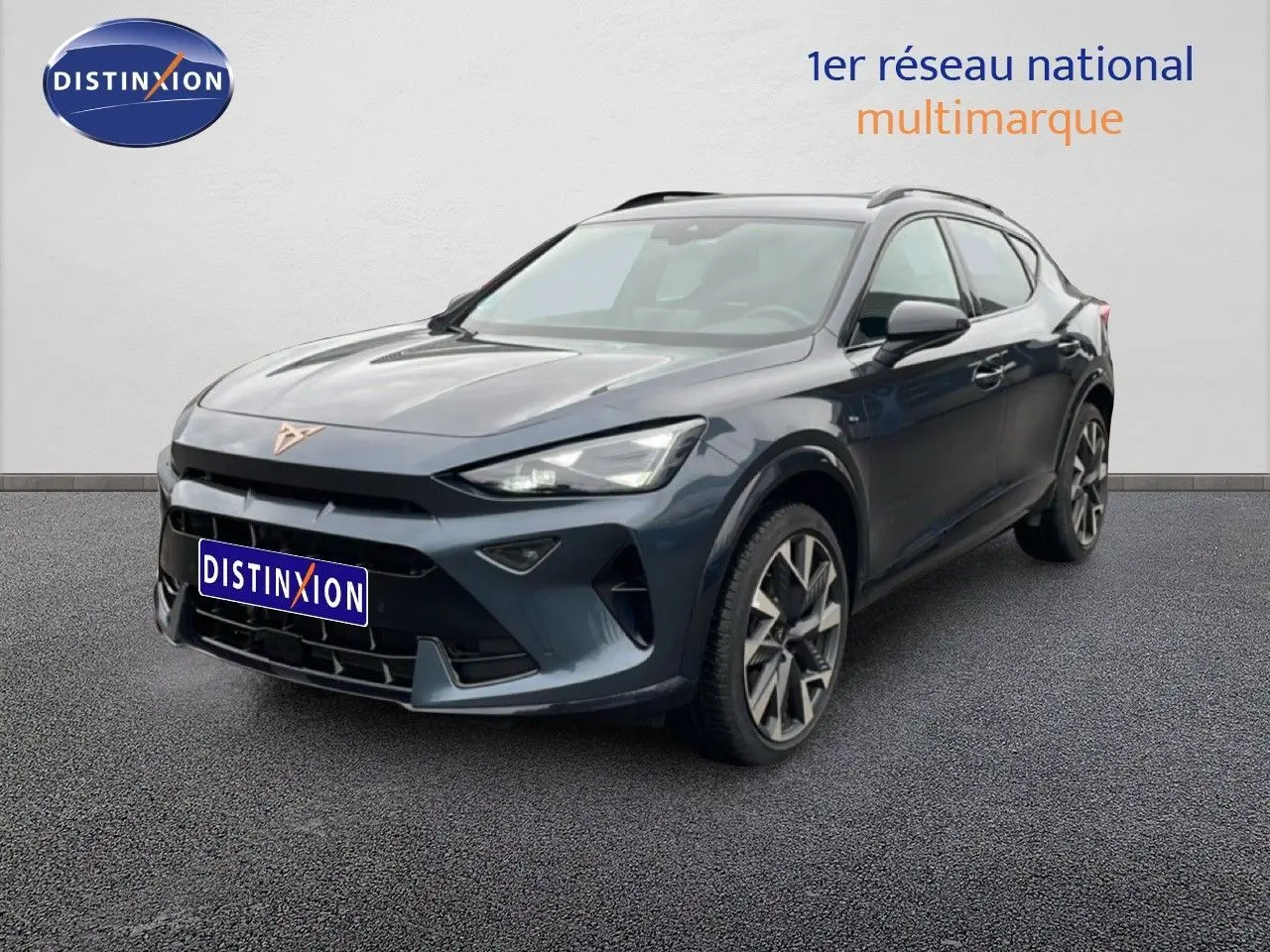 Vue 3/4 avant d'un CUPRA Formentor gris magnétique métal, mettant en valeur ses jantes et son design sportif.